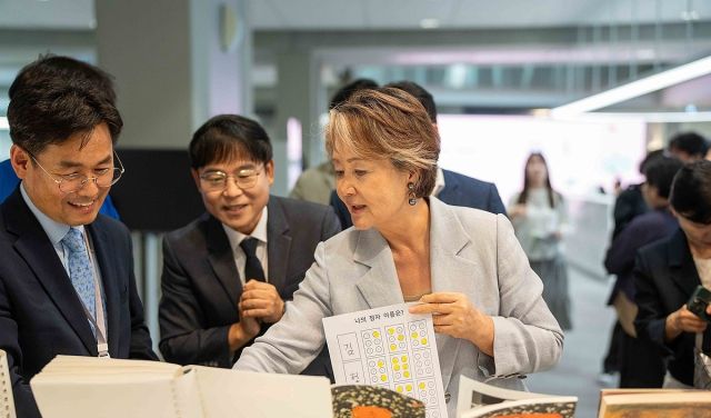 문재인 전 대통령의 부인 김정숙 여사가 9월27일 오후 광주 동구 국립아시아문화전당(ACC)에서 열린 ‘북(BOOK)적 북(BOOK)적한 하루-책 읽는 ACC’ 전시를 둘러보고 있다. 연합뉴스