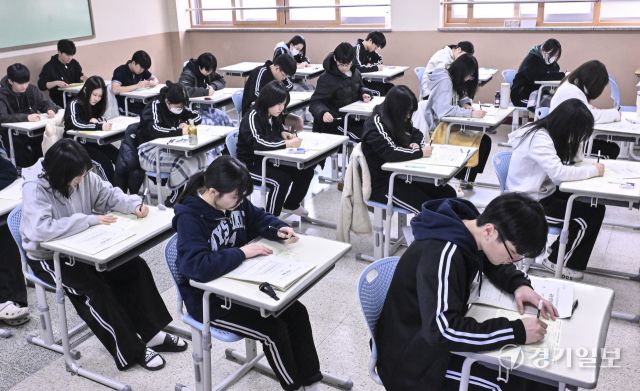 고3 수험생들의 첫 모의고사인 '2026년 3월 전국연합학력평가'가 시작된 24일 오전 화성특례시 동탄구 동탄고등학교에서 수험생들이 1교시 국어영역 시험을 치루고 있다. 홍기웅기자