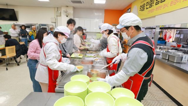 장애인복지관 배식(사진 맨앞 왼쪽 신계용 과천시장). 과천시 제공