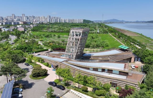 한강야생조류생태공원 내 에코센터 전경. 김포시 제공