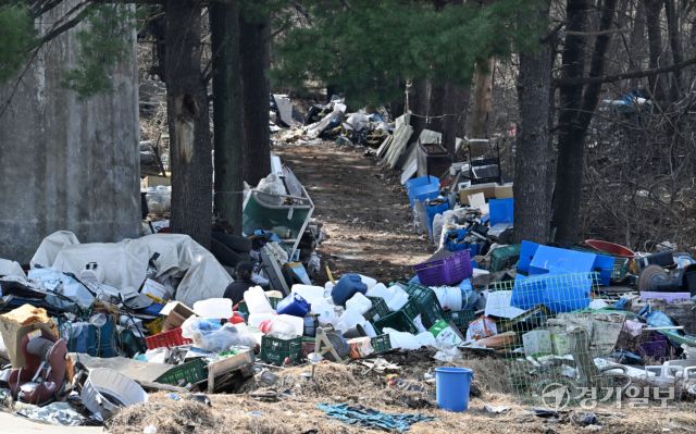 24일 광주시 도척면 한 건물 주변과 야산 입구에 각종 고물과 폐기물이 쌓여 있다. 도척면행정복지센터 관계자는 “적재물로 인한 민원이 이어지고 있으나 사유재산에 해당돼 행정 조치에 어려움을 겪고 있다”고 말했다. 김시범기자