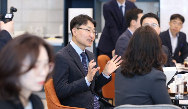 임광현 국세청장이 국세 체납관리단을 찾아 현장 목소리를 청취하고 있다. 국세청 제공