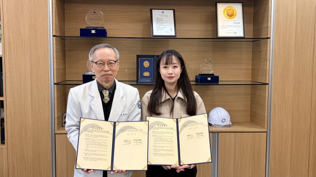 추원오 경기도의료원 파주병원장(왼쪽)이 파주시와 퇴원환자 지역사회 통합돌봄 사업추진을 위한 업무협약을 체결한 뒤 기념촬영을 하고 있다. 파주병원 제공