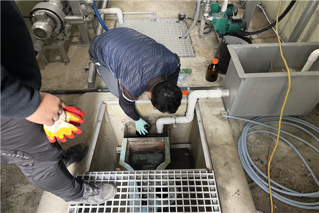 인천시가 최근 아이푸드파크 산업단지 입주 사업장 18곳을 대상으로 대기·폐수 배출시설 합동단속을 하고 있다. 인천시 제공