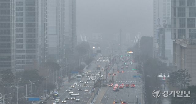 26일 오전 인천 송도국제도시가 짙은 안개가 뒤덮고 있다. 조병석기자