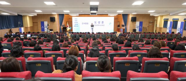 도성훈 인천시교육감이 학부모 대표들을 대상으로 학부모 학교참여 지원사업 연수 강의를 하고 있다. 인천시교육청 제공