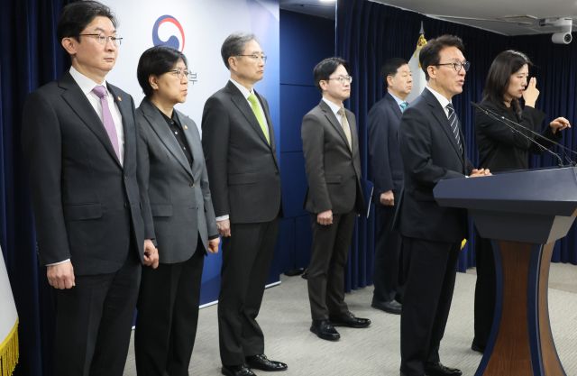 김민석 국무총리가 25일 서울 종로구 정부서울청사에서 비상경제 대응체계 관련 브리핑을 하고 있다. 연합뉴스