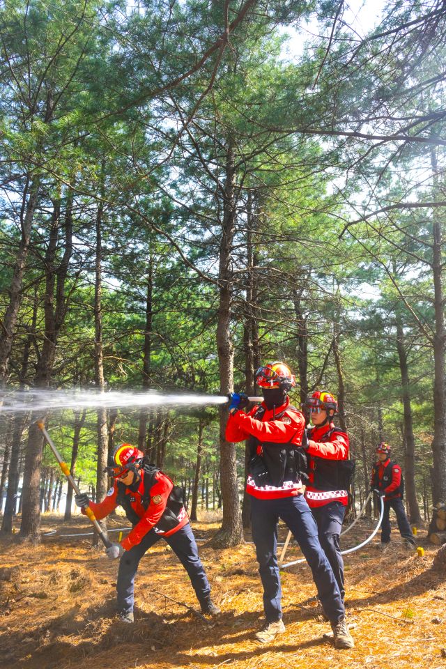 25일 군포시 수리산도립공원 일대에서 열린 ‘2026년 군포시 산불대응 유관기관 합동 통합훈련’에 참가한 북부지방산림청 수원국유림관리소 산불재난 특수진화대원들이 산불 진화 훈련을 펼치고 있다.산불재난 특수진화대는 산불 발생 시 험준한 산악지형에 직접 투입되는 지상 진화 인력으로 방화선 구축과 잔불 정리, 확산 저지 등 현장 대응의 핵심 역할을 맡는다. 특히 강풍과 고온 등 악조건 속에서도 신속한 판단과 팀 단위 전술을 바탕으로 최전선에서 불길과 맞서는 전문 인력이다.조주현기자