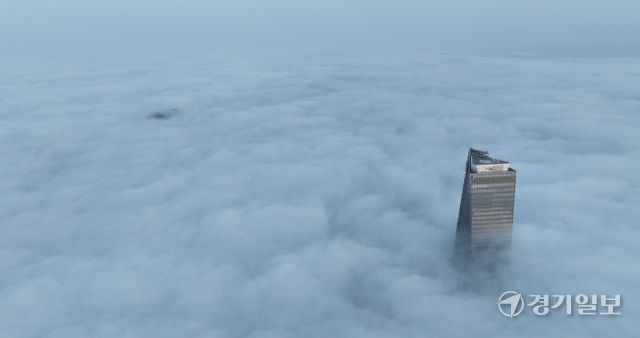 26일 오전 인천 송도국제도시가 짙은 안개가 뒤덮고 있다. 조병석기자