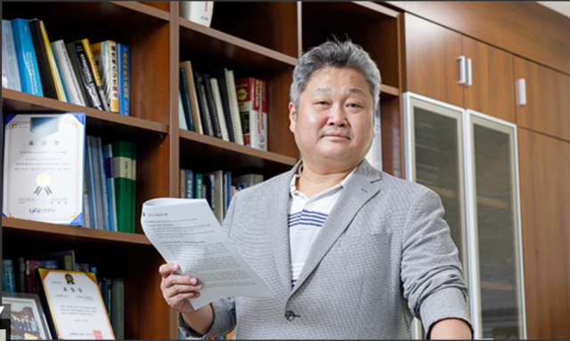 ▲ⓒ인천대학교 허종완 교수가 @@ 하고 있다. 이인엽 기자