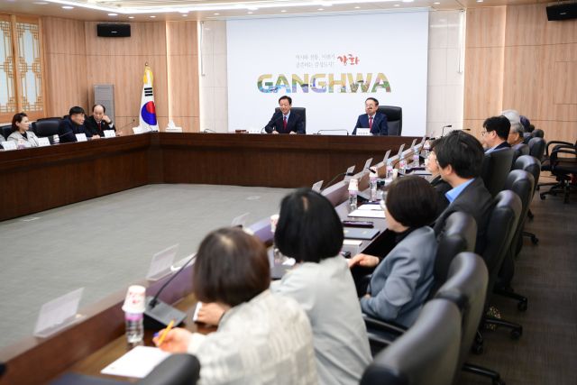 국립강화고려박물관 유치 추진위원회에서 유호룡 위원장(중간 왼쪽)과 박영광 부위원장(중간 오른쪽)이 회의를 주재하고 있다. 강화군 제공