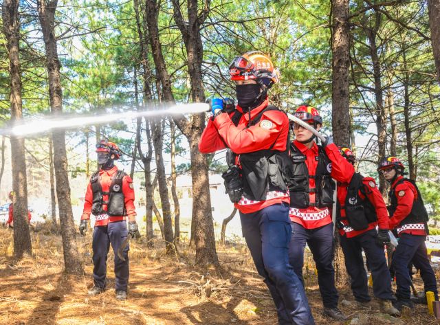 25일 군포시 수리산도립공원 일대에서 열린 ‘2026년 군포시 산불대응 유관기관 합동 통합훈련’에 참가한 북부지방산림청 수원국유림관리소 산불재난 특수진화대원들이 산불 진화 훈련을 펼치고 있다.산불재난 특수진화대는 산불 발생 시 험준한 산악지형에 직접 투입되는 지상 진화 인력으로 방화선 구축과 잔불 정리, 확산 저지 등 현장 대응의 핵심 역할을 맡는다. 특히 강풍과 고온 등 악조건 속에서도 신속한 판단과 팀 단위 전술을 바탕으로 최전선에서 불길과 맞서는 전문 인력이다.조주현기자