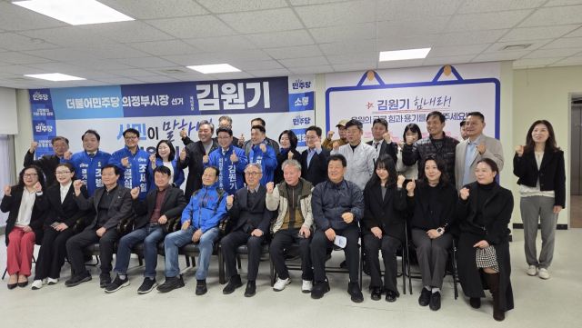 이원종 배우가 25일 안병용 더불어민주당 의정부시장 예비후보 선거캠프에서 김원기 더불어민주당 의정부시장 예비후보를 비롯한 선거캠프 관계자들과 기념촬영을 하고 있다. 김원기 의정부시장 예비후보 선거캠프 제공