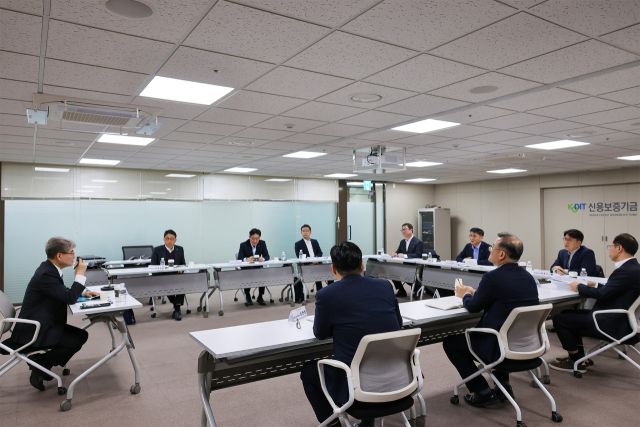 강승준 신용보증기금 이사장과 전국 9개 영업본부장이 참석한 ‘중동 상황 긴급 점검회의’가 진행되고 있다. 신용보증기금 제공