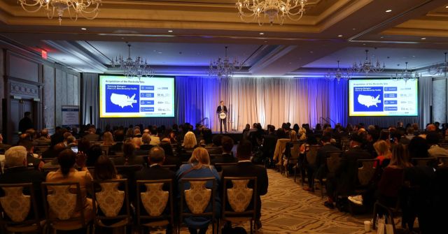 케빈 샤프 삼성바이오로직스 영업센터 세일즈앤드오퍼레이션담당이 최근 미국 디캣 위크 회원사 발표 포럼에서 발표하고 있다. 삼성바이오로직스 제공