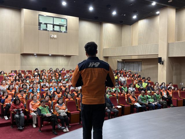 안성소방서가 25일 아트홀에서 200여명의 생명 지킴이들을 대상으로 산불예방 교육을 진행했다. 안성소방서 제공