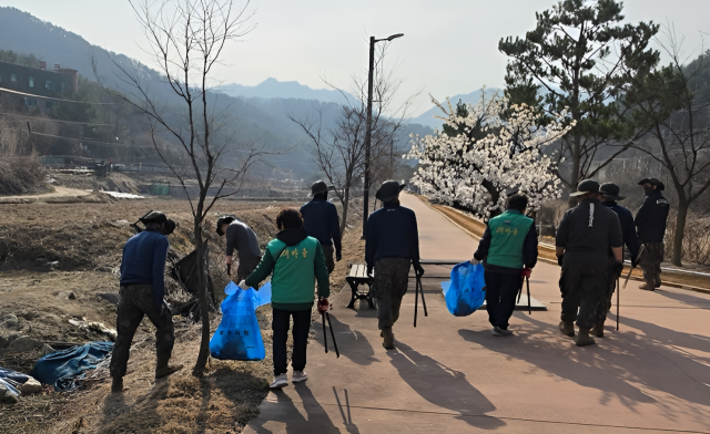 국토대청소에 나선 민·관·군 참여자들이 지역 곳곳을 돌며 환경정비 활동을 펼치고 있다. 포천시 제공