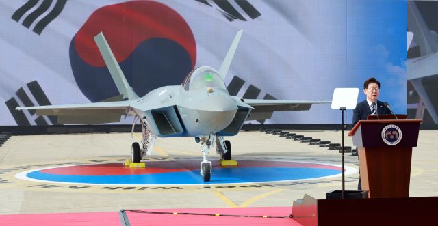 이재명 대통령이 25일 경남 사천 한국항공우주산업(KAI)에서 열린 KF-21 양산 1호기 출고식에서 격려사를 하고 있다. 연합뉴스