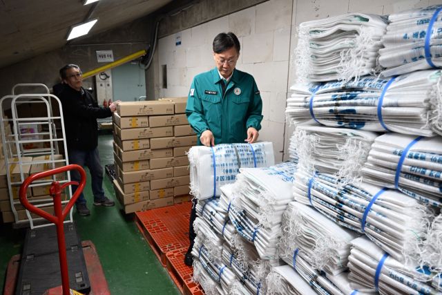 이민근 안산시장이 25일 안산도시공사 종량제봉투 판매소를 방문, 수급상황을 점검하고 있다. 안산시 제공