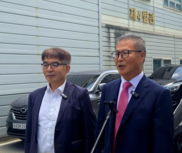 성남FC 변호인단 김칠준 변호사(왼쪽)와 박혁묵 변호사(오른쪽). 연합뉴스