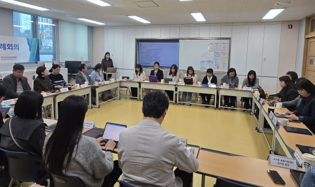 양주 옥정호수초등학교 다함께돌봄센터에서 열린 초등돌봄 네트워크 정례회의에 참석한 기관 대표자들이 올해 사업 협력방안에 대해 논의하고 있다. 경동대 산학협력단 제공