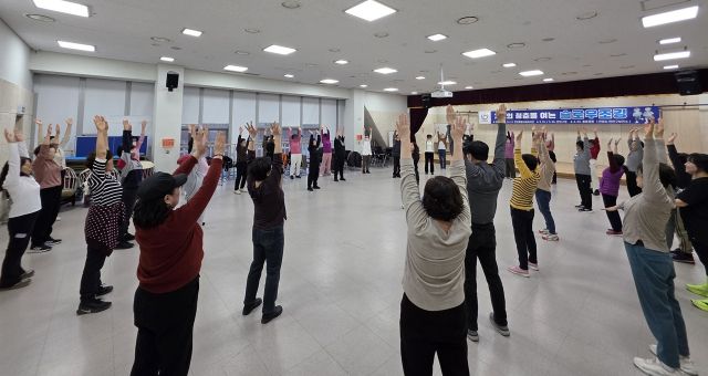 안양 만안종합사회복지관에서 어르신들이 슬로우조깅 프로그램을 받고 있다. 안양시 제공