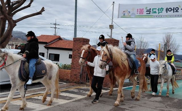 조산초등학교 입학생 승마 등교. 학교 제공