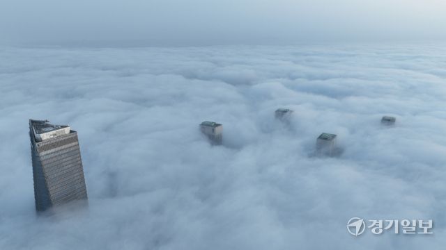 26일 오전 인천 송도국제도시가 짙은 안개가 뒤덮고 있다. 조병석기자