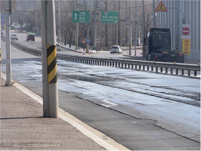의왕시 부곡IC 입구 교차로 중앙분리대에 설치된 자동 살수 노즐을 통해 분사되는 물로 도로의 미세먼지를 저감하는 ‘클린로드’ 시스템. 의왕시 제공