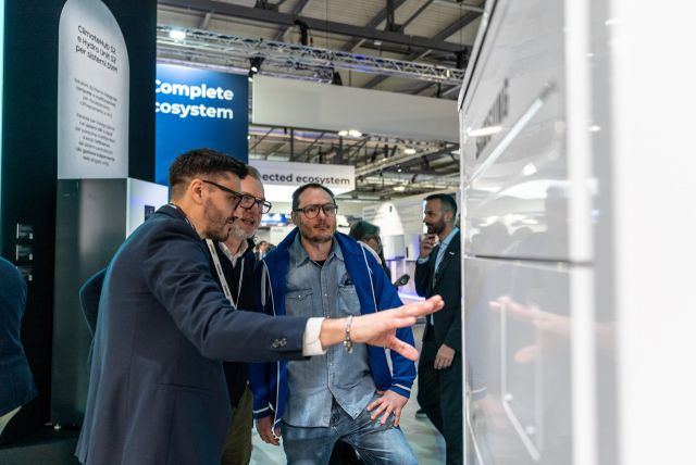 이달 24일부터 27일까지 4일간 이탈리아 밀라노에서 열리는 ‘MCE 2026’에서 삼성전자 직원이 참석자들에게 수상 제품의 특장점을 소개하고 있다. 삼성전자 제공