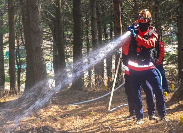 25일 군포시 수리산도립공원 일대에서 열린 ‘2026년 군포시 산불대응 유관기관 합동 통합훈련’에 참가한 북부지방산림청 수원국유림관리소 산불재난 특수진화대원들이 산불 진화 훈련을 펼치고 있다.산불재난 특수진화대는 산불 발생 시 험준한 산악지형에 직접 투입되는 지상 진화 인력으로 방화선 구축과 잔불 정리, 확산 저지 등 현장 대응의 핵심 역할을 맡는다. 특히 강풍과 고온 등 악조건 속에서도 신속한 판단과 팀 단위 전술을 바탕으로 최전선에서 불길과 맞서는 전문 인력이다.조주현기자