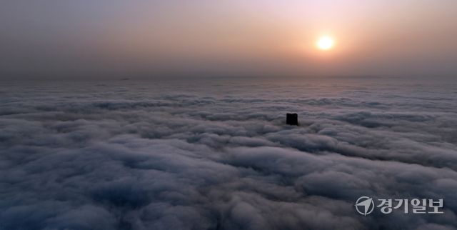 26일 오전 인천 안개에 덮혀 있는 송도국제도시 넘어 태양이 떠오르고 있다. 조병석기자