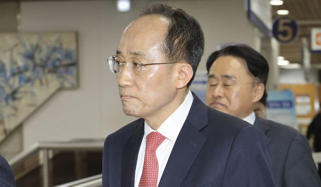 내란 중요임무 종사 혐의로 기소된 국민의힘 추경호 의원이 25일 서초구 서울중앙지법에서 열린 첫 공판에 출석하고 있다. 연합뉴스