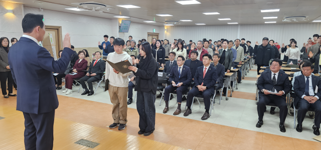 포천시환경농업대학장인 백영현 학장 앞에서 신입생 대표와 신입생들이 자리에서 일어나 입학선서를 하고 있다. 손지영기자