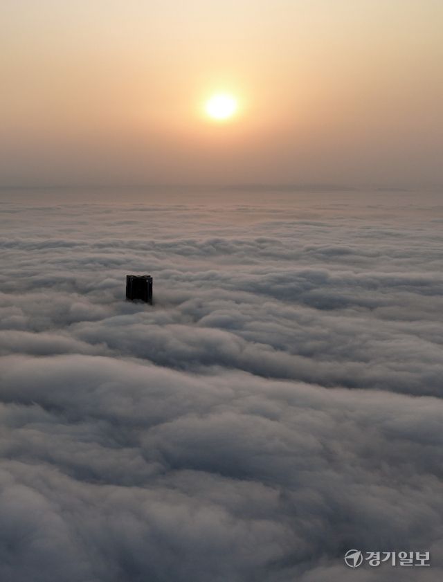 26일 오전 인천 안개에 덮혀 있는 송도국제도시 넘어 태양이 떠오르고 있다. 조병석기자