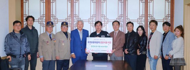 24일 ㈔희망을 나누는 사람들과 ㈔행복배달부가 평택시 대외협력실에서 열린 국가보훈대상자 건강식품 지원행사에서 정장선 시장(오른쪽 여섯 번째)와 기념 촬영을 하고 있다. ㈔행복배달부 제공