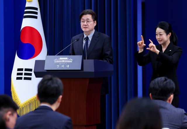 홍익표 정무수석이 25일 청와대 춘추관에서 청와대 비상경제상황실 구성 관련 브리핑을 하고 있다. 연합뉴스