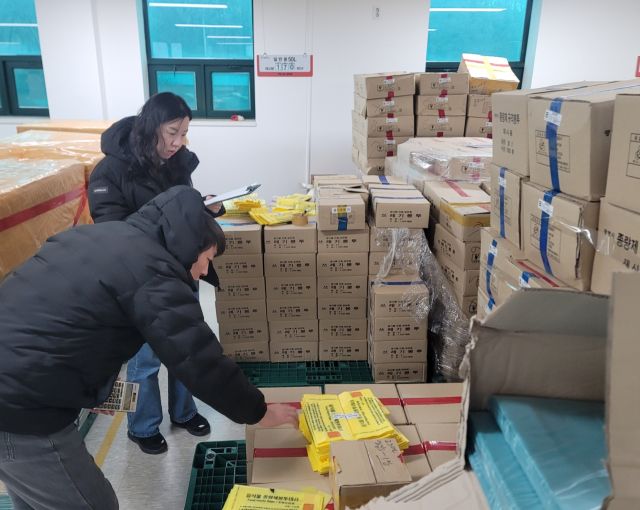 광명시 자원순환과 직원들이 광명도시공사가 관리하는 종량제봉투 보관창고를 방문해 재고를 점검하고 있다. 광명시 제공