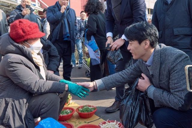 한준호(고양을) 경선후보가 시민들과 악수하고 있다. 한준호 후보 측 제공