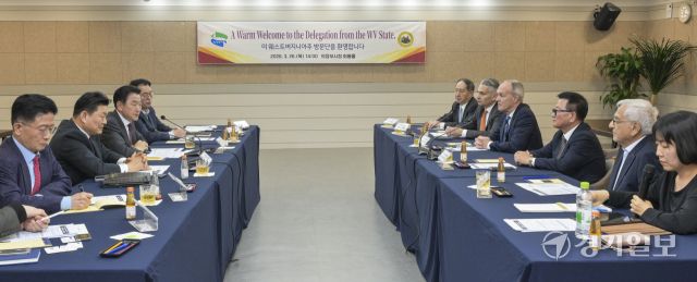 김동근 의정부시장이 26일 의정부시청 회룡홀에서 미치 카마이클 전 웨스트버지니아 주 산업부 장관, 토니 스트라우드 마샬주립대 부총장 등 미국 웨스트버지니아 주 방문단'과 면담하고 있다. 이날 면담은 의정부시 관내 바이오 기업의 미국 진출 등 글로벌 바이오 투자협력 강화를 위해 마련됐다.윤원규기자