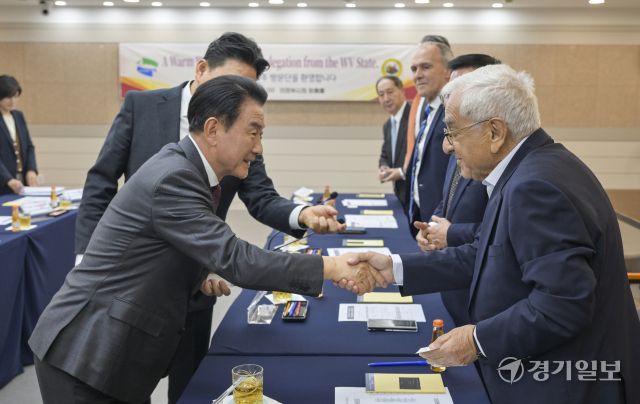 김동근 의정부시장이 26일 의정부시청 회룡홀에서 미국 웨스트버지니아 주 방문단'과 인사하고 있다.윤원규기자