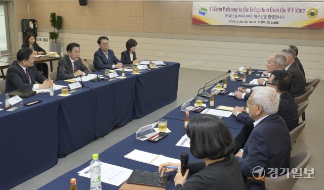 김동근 의정부시장이 26일 의정부시청 회룡홀에서 미치 카마이클 전 웨스트버지니아 주 산업부 장관, 토니 스트라우드 마샬주립대 부총장 등 미국 웨스트버지니아 주 방문단'과 면담하고 있다. 이날 면담은 의정부시 관내 바이오 기업의 미국 진출 등 글로벌 바이오 투자협력 강화를 위해 마련됐다.윤원규기자
