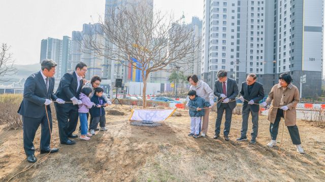 과천시가 26일 갈현삼거리 교통섬 일대에서 ‘40주년 기념 식수 행사’를 열고, 도시의 지난 발자취와 앞으로의 미래를 상징하는 나무를 심었다. 과천시 제공