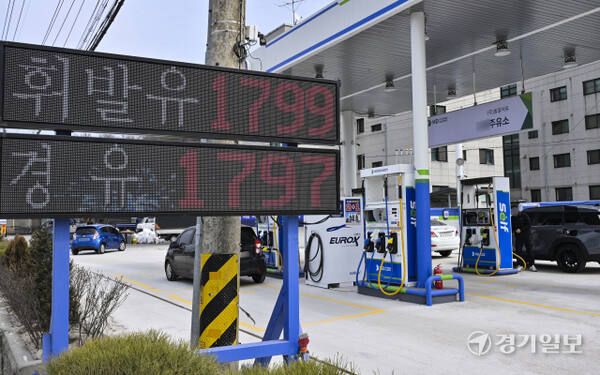 13일 석유 최고가격제 시행 이후 경기지역 주유소는 한산한 모습을 보이고 있다. 사진은 수원시내 한 주유소. 홍기웅기자