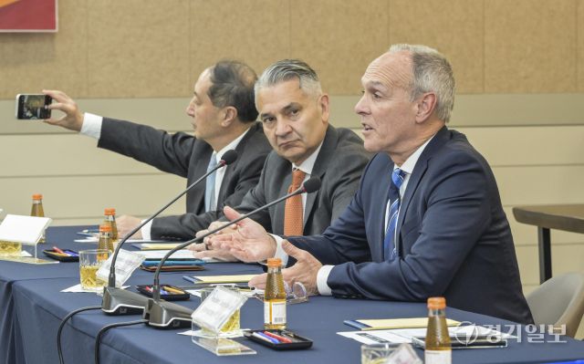 26일 의정부시청 회룡홀에서 미치 카마이클 전 웨스트버지니아 주 산업부 장관이 인사말을 하고 있다. 윤원규기자