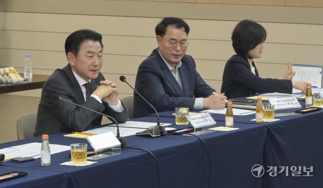 김동근 의정부시장이 26일 의정부시청 회룡홀에서 미치 카마이클 전 웨스트버지니아 주 산업부 장관, 토니 스트라우드 마샬주립대 부총장 등 미국 웨스트버지니아 주 방문단'과 면담하고 있다. 이날 면담은 의정부시 관내 바이오 기업의 미국 진출 등 글로벌 바이오 투자협력 강화를 위해 마련됐다.윤원규기자