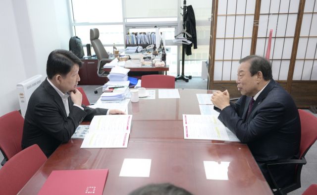 최민호(오른쪽) 세종시장이 26일 국회에서 권영진 의원을 만나 행정수도건설특별법의 조속한 국토위 법안심사소위 상정을 촉구하고 있다. 세종시 제공