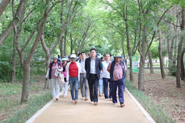 김정헌 인천 중구청장이 주민들과 함께 세계평화의숲 건강걷기 산책로를 걷고 있다. 중구청 제공