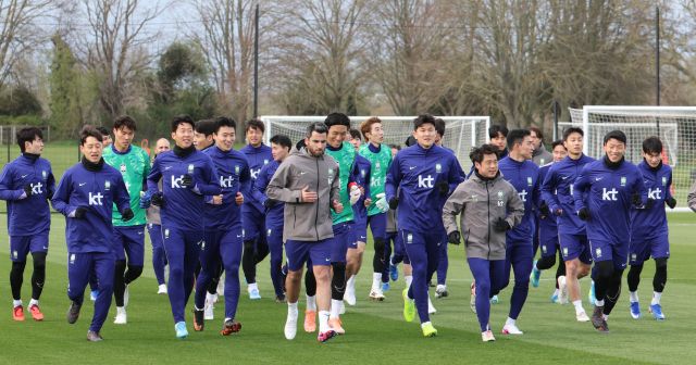코트디부아르전을 앞둔 한국 축구 국가대표팀 선수들이 25일(현지시간) 영국 런던 북서쪽 밀턴킨스 MK돈스 훈련장에서 본격적인 훈련에 앞서 러닝으로 몸을 풀고 있다. 연합뉴스
