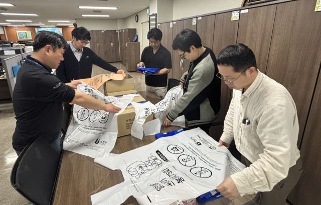 부천시 자원순환과 직원들이 종량제봉투를 점검하고 있다. 부천시 제공